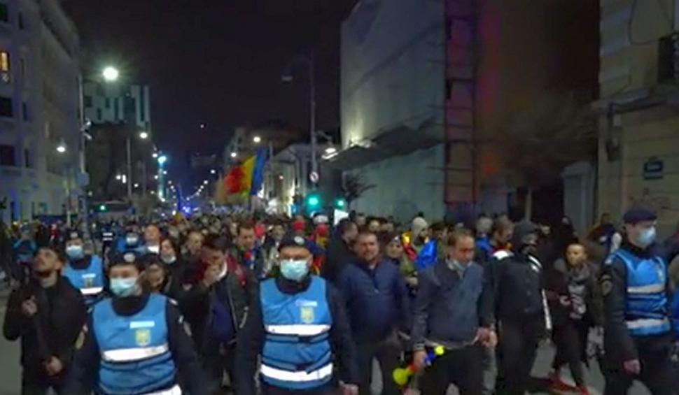 Protestatar în Piaţa Victoriei: Vrem să revenim la normalitate, dar nu normalitatea lui Iohannis. Arafat, demisia!