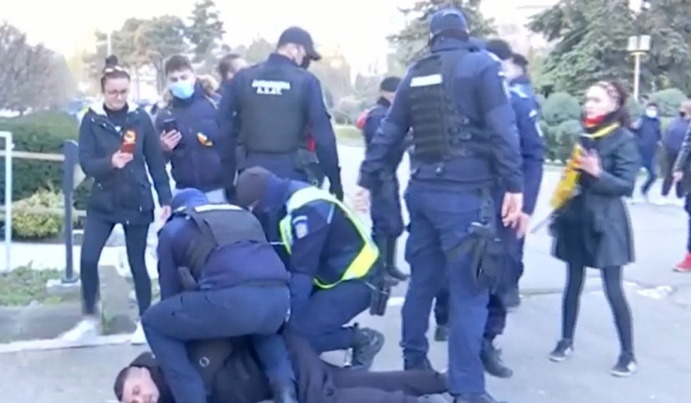 Bărbat pus la pământ şi reţinut de jandarmi la Constanţa, în cea de-a patra zi de proteste. Reprezentantul Jandarmeriei: "S-a pus singur la pământ!"
