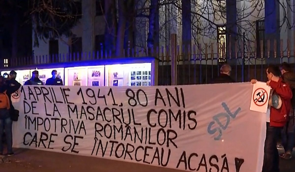 Protestatarii anti-restricţii au mers la Ambasada Rusiei şi au aprins lumânări