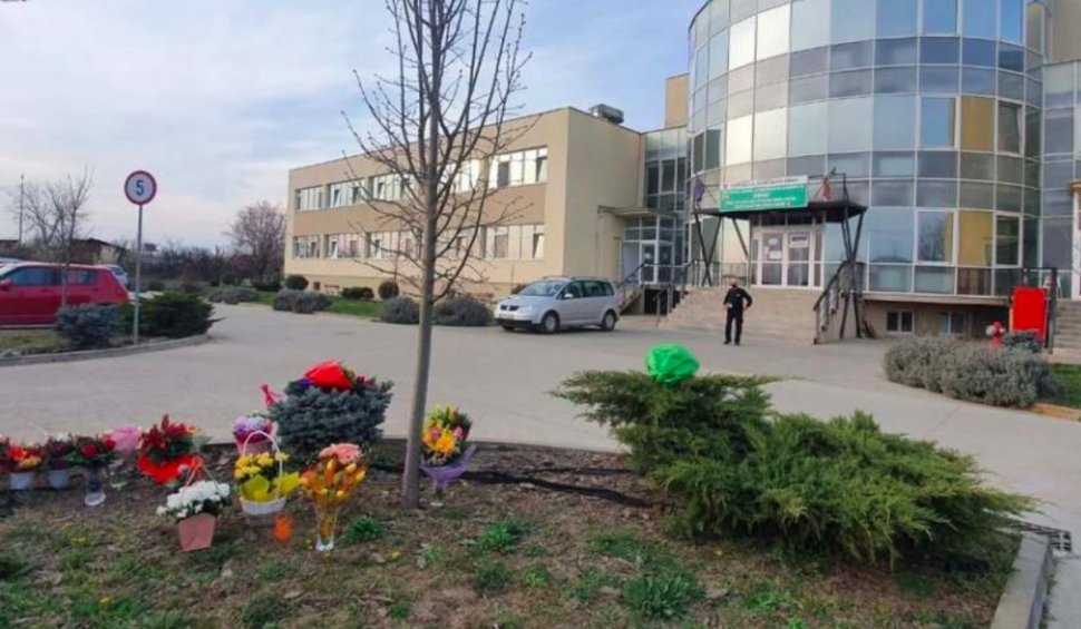 Câțiva arădeni au dus flori la cel mai mare spital COVID-19 din oraș și i-au aplaudat pe medici: ”Nu suntem de acord cu toate injurile care se aud prin pieţe”