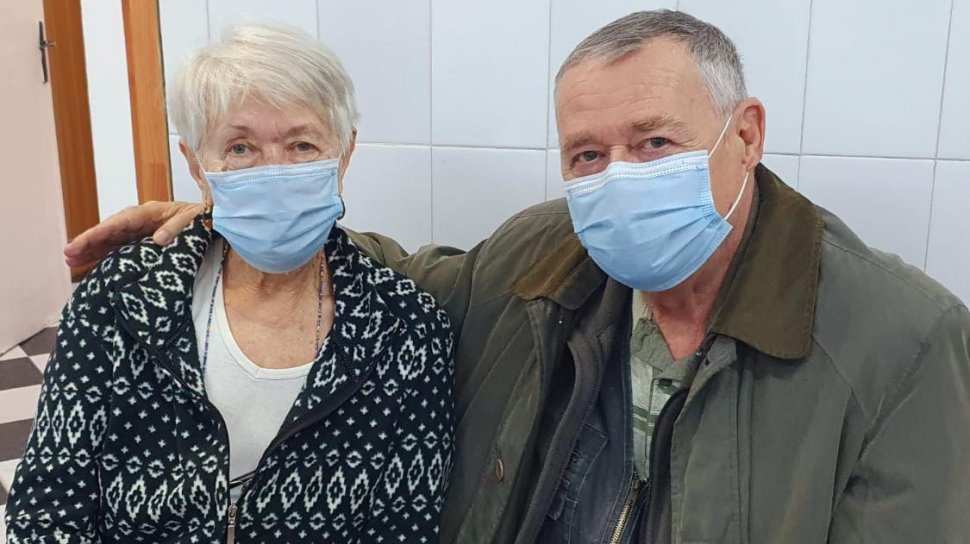 Doi soți de 75 de ani s-au vaccinat împreună când au împlinit 49 de ani de căsnicie