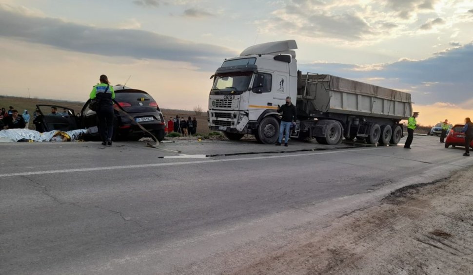 Doi tineri au murit într-o maşină tractată care s-a ciocnit cu un TIR, în Dâmboviţa