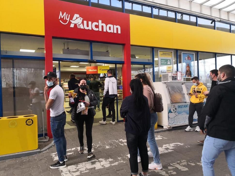 Zeci de români stau la coadă la benzinării pentru a face cumpăraturile, după ce s-au închis magazinele 701556
