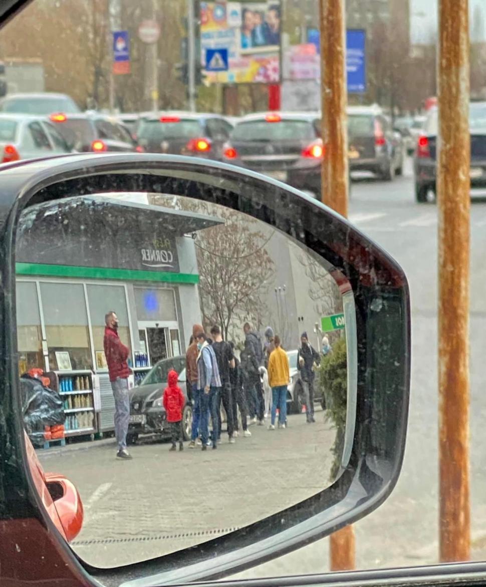Zeci de români stau la coadă la benzinării pentru a face cumpăraturile, după ce s-au închis magazinele 701557