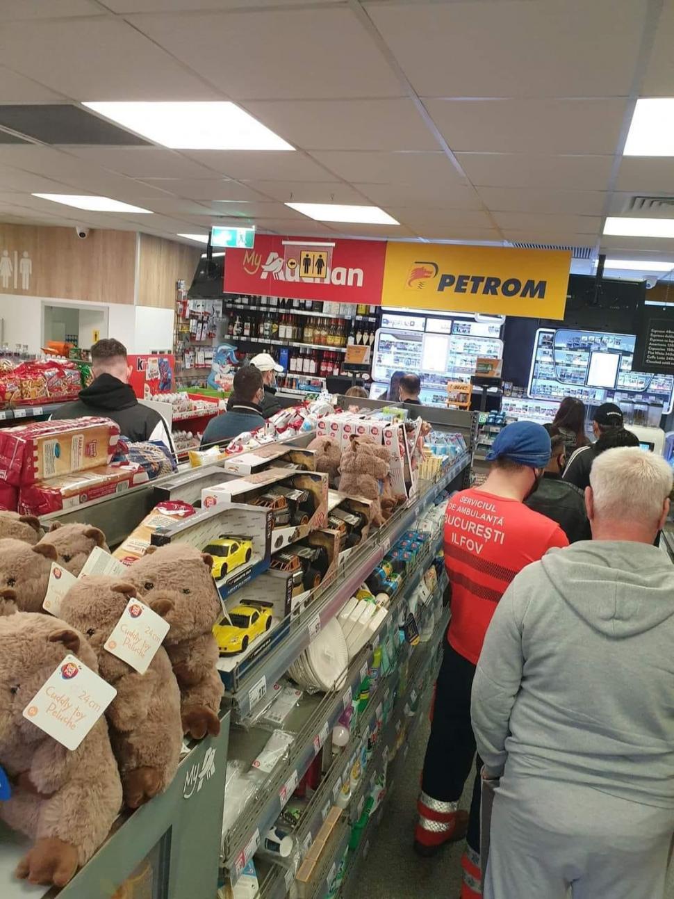Zeci de români stau la coadă la benzinării pentru a face cumpăraturile, după ce s-au închis magazinele 701558