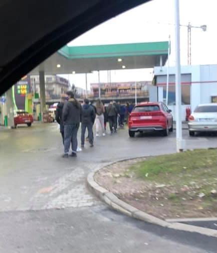 Zeci de români stau la coadă la benzinării pentru a face cumpăraturile, după ce s-au închis magazinele 701559