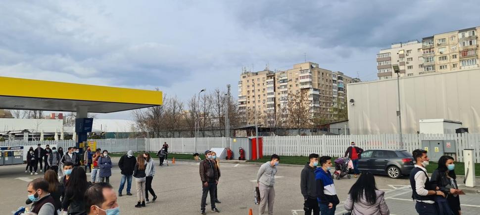 Zeci de români stau la coadă la benzinării pentru a face cumpăraturile, după ce s-au închis magazinele 701560