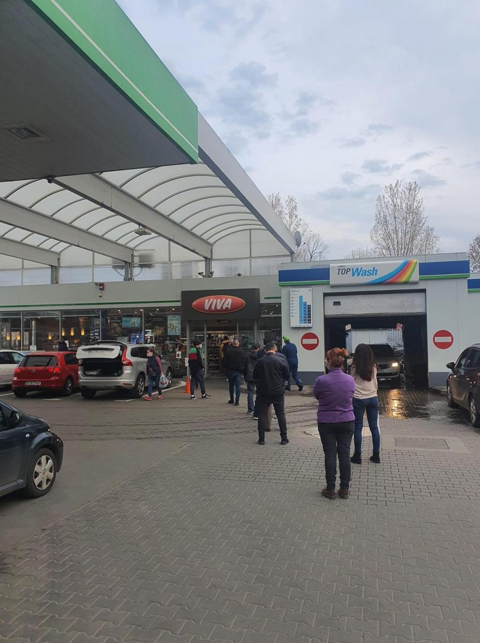 Zeci de români stau la coadă la benzinării pentru a face cumpăraturile, după ce s-au închis magazinele 701561