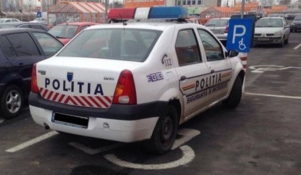Mașină de poliție, parcată pe loc rezervat persoanelor cu dizabilități. Reacția IPJ  Caraș-Severin