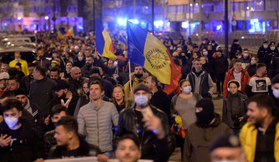 Proteste anti-restricții în Capitală, în sâmbăta Paștelui catolic: Mii de oameni au ieșit în stradă pentru a șaptea seară consecutiv