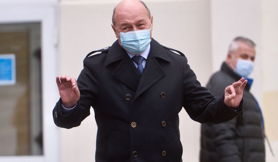 Traian Băsescu "Petrov" şi-a turnat la Securitate un coleg de la Marină, care ar fi adus în cămin un ceas și butoni