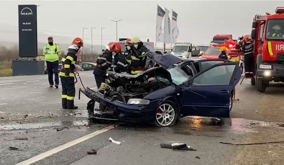 Accident grav în Cluj. Un autoturism s-a făcut praf după ce a intrat în coliziune cu un camion. O persoană a murit