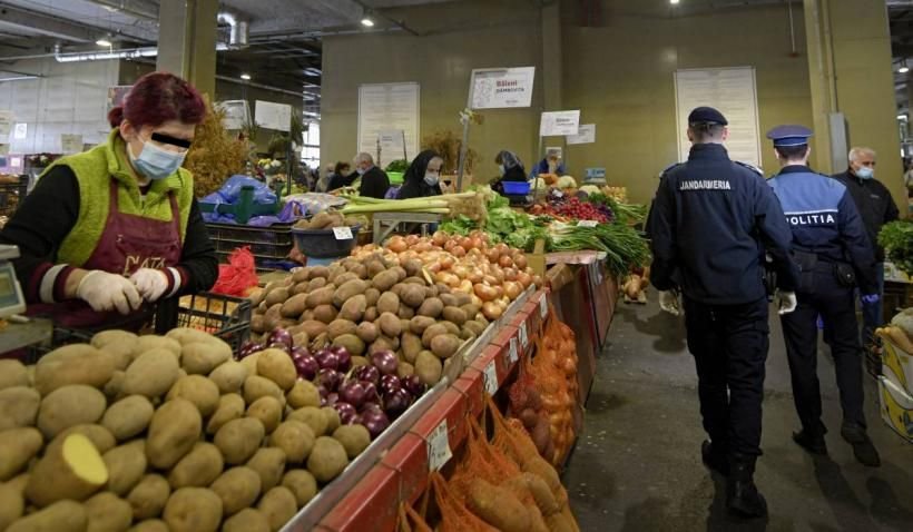 O femeie bolnavă de COVID-19, prinsă că vindea la tarabă într-o piață din Galați