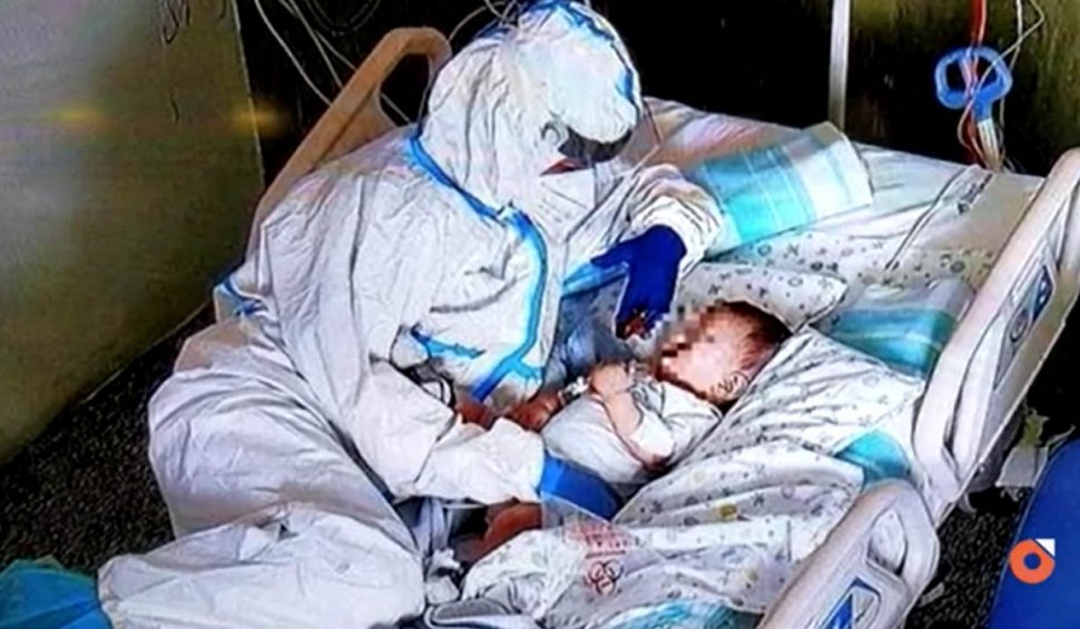 O asistentă din Italia surprinsă când îmbrăţişează un bebeluș cu COVID-19. „M-am apropiat să-l consolez” 