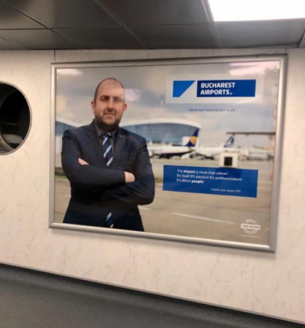 FOTO. Noul șef numit de USR la conducerea Aeroportului Otopeni și-a pus afiș cu el la intrarea în aeroport  702059