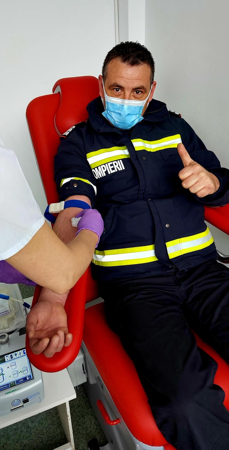 Pompierii care au descarcerat o tânără din Giurgiu au venit a doua zi să-i doneze sânge 702022