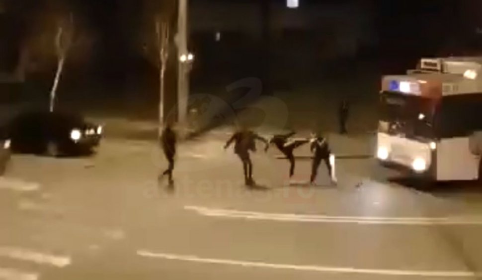Imagini cu poliţistul local din Baia Mare bătut pe stradă, după ce agresorii i-au aruncat o piatră în parbriz