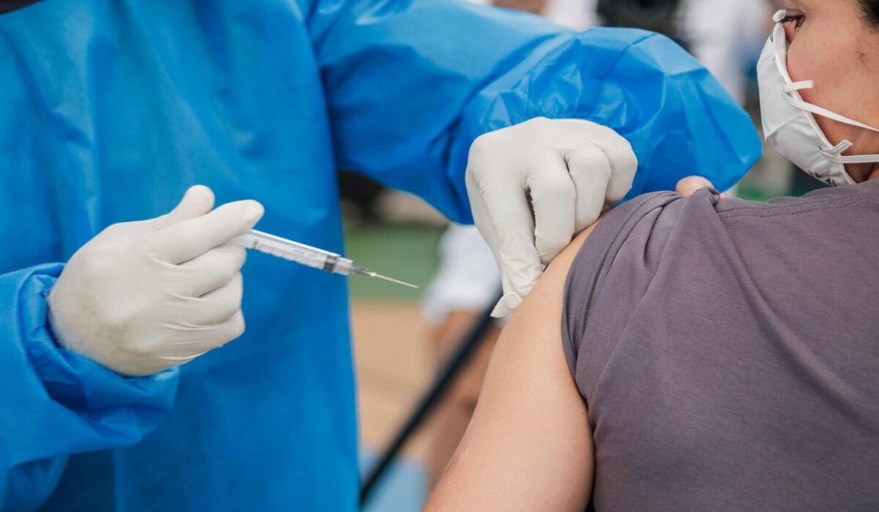 Vaccinarea anti-COVID-19 la medicul de familie a început cu stângul la Timişoara