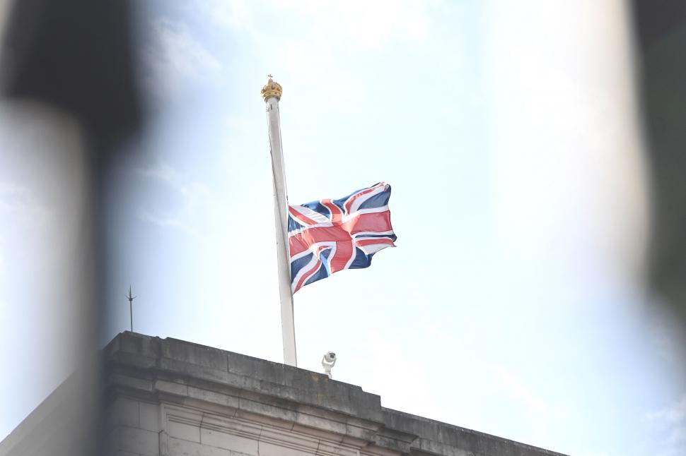 FOTO | Prințul Philip, omagiat de mii de britanici, în ciuda apelului Casei Regale de a fi respectate regulile COVID 702575