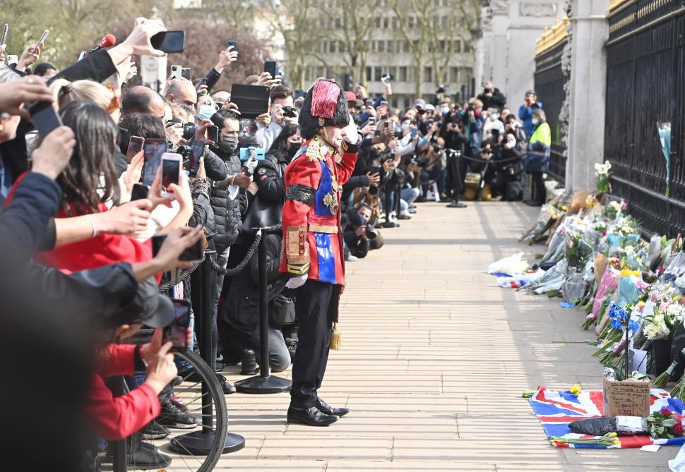 FOTO | Prințul Philip, omagiat de mii de britanici, în ciuda apelului Casei Regale de a fi respectate regulile COVID 702576