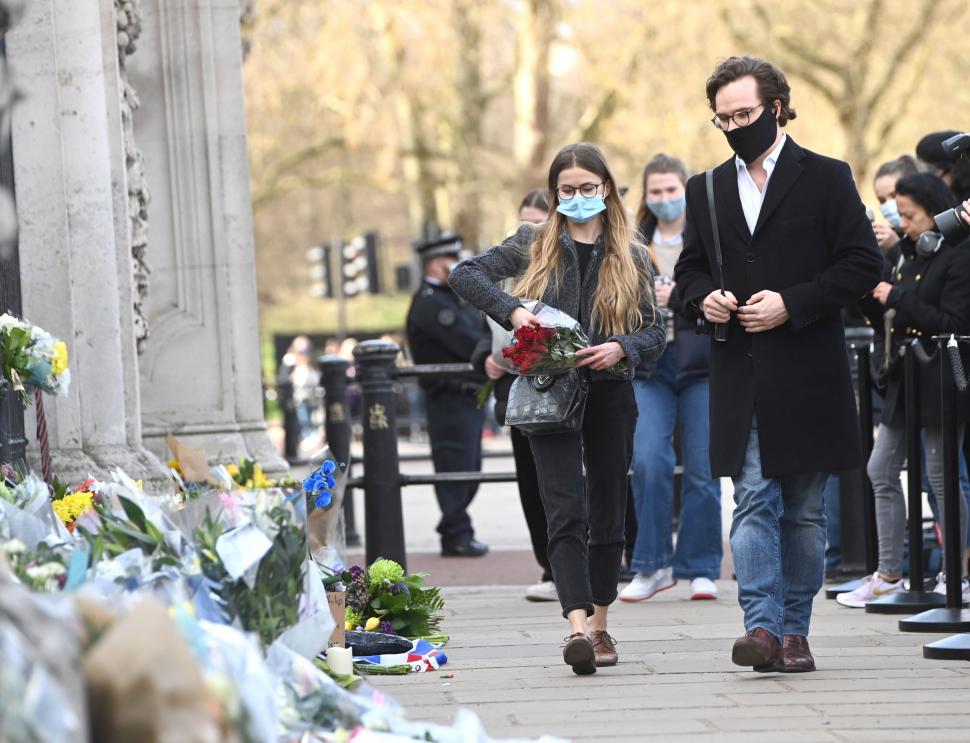 FOTO | Prințul Philip, omagiat de mii de britanici, în ciuda apelului Casei Regale de a fi respectate regulile COVID 702579