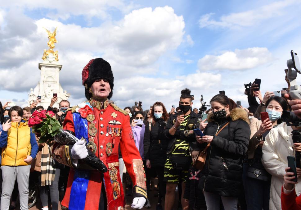 FOTO | Prințul Philip, omagiat de mii de britanici, în ciuda apelului Casei Regale de a fi respectate regulile COVID 702585