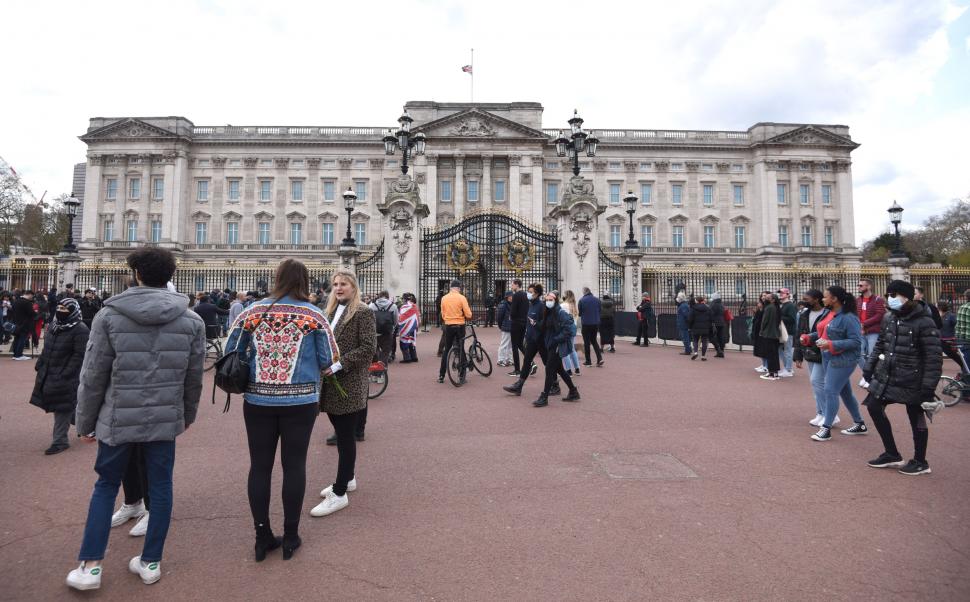 FOTO | Prințul Philip, omagiat de mii de britanici, în ciuda apelului Casei Regale de a fi respectate regulile COVID 702590