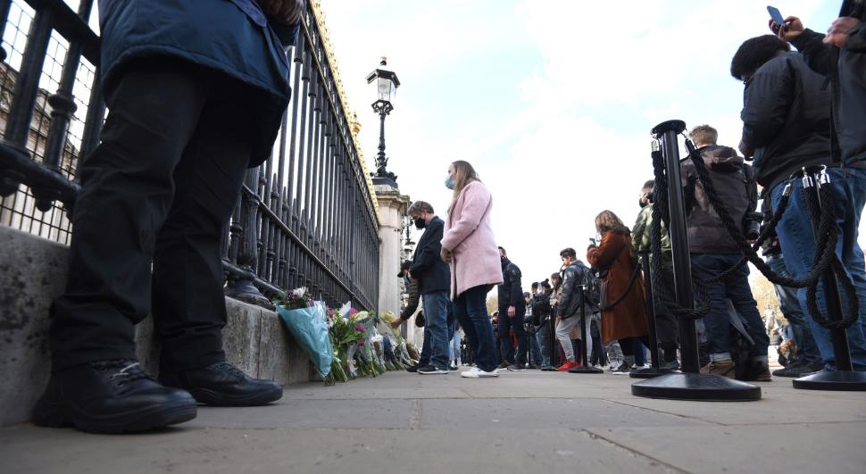 FOTO | Prințul Philip, omagiat de mii de britanici, în ciuda apelului Casei Regale de a fi respectate regulile COVID 702592