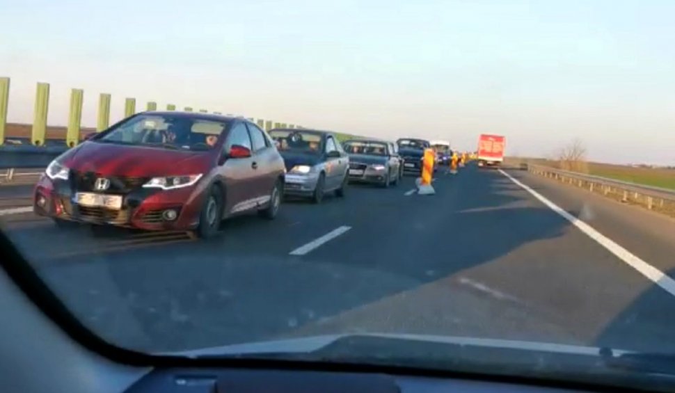 Mii de maşini sunt blocate pe autostrada Soarelui din cauza lucrărilor de asfaltare unde nu lucrează nimeni