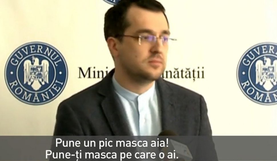 Vlad Voiculescu, înregistrat fără să-şi dea seama înainte de declaraţia de presă: "Nu cumva să intre cineva să mă vadă că sunt fără mască!"