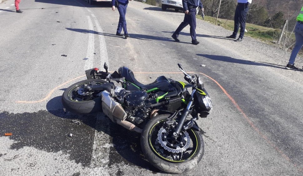 O motociclistă a murit după ce a intrat pe contrasens și s-a izbit de un tir, în comuna Vidra