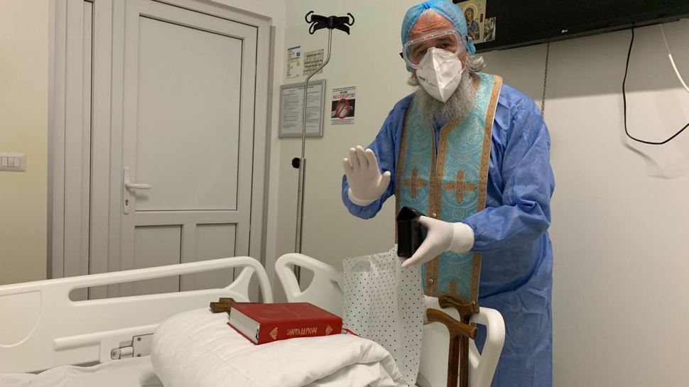 Povestea preotului care de un an stă cu bolnavii COVID din Spitalul Suceava: ”Nu știam dacă voi putea respira cu 3 măști”