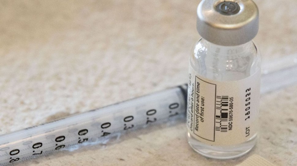 Autoritățile din SUA solicită întreruperea vaccinării cu serul Johnson & Johnson. O femeie a murit și alte 5 au avut reacții adverse grave