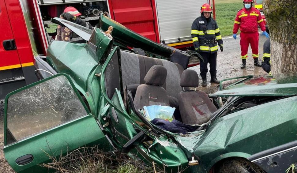 O femeie a murit într-o Dacia 1310 ruptă în două, după un accident între Constanţa şi Tulcea