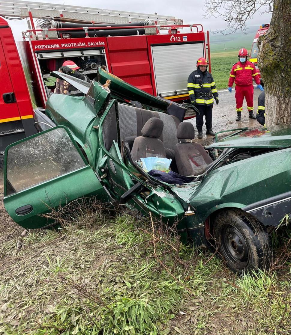 O femeie a murit într-o Dacia 1310 ruptă în două, după un accident între Constanţa şi Tulcea 702967