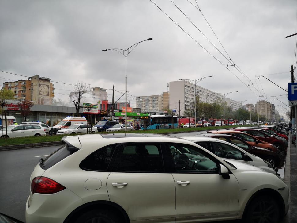 Incendiu într-un magazin din București. Pompierii au izolat întreaga zonă 703021