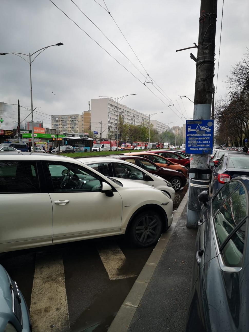 Incendiu într-un magazin din București. Pompierii au izolat întreaga zonă 703022