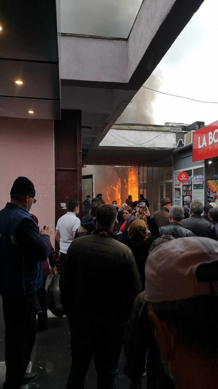 Incendiu într-un magazin din București. Pompierii au izolat întreaga zonă 703023