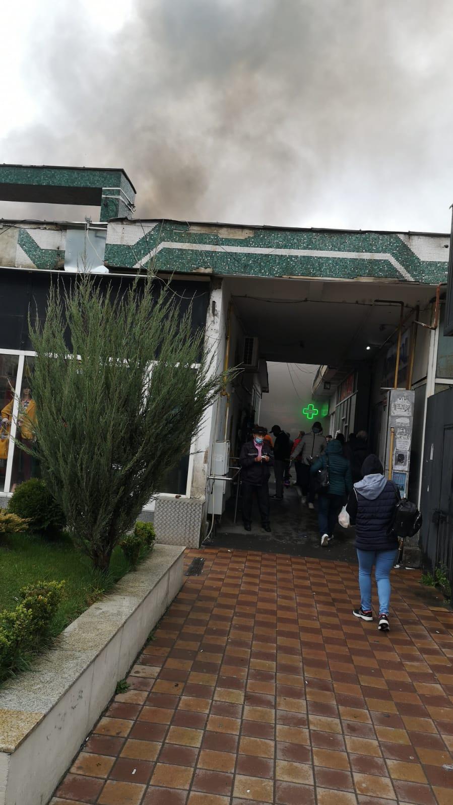 Incendiu într-un magazin din București. Pompierii au izolat întreaga zonă 703024