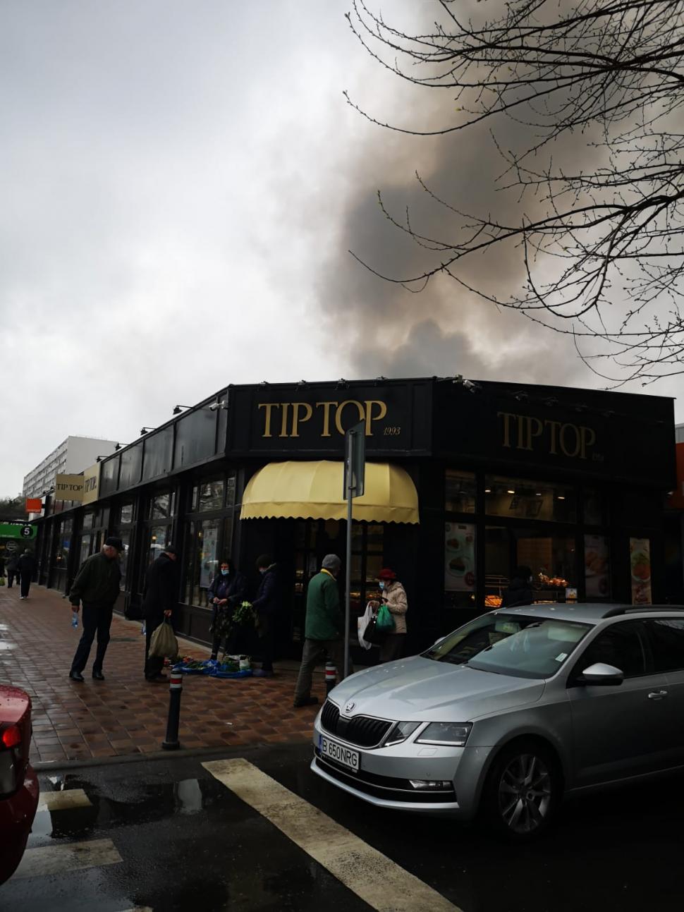 Incendiu într-un magazin din București. Pompierii au izolat întreaga zonă 703027