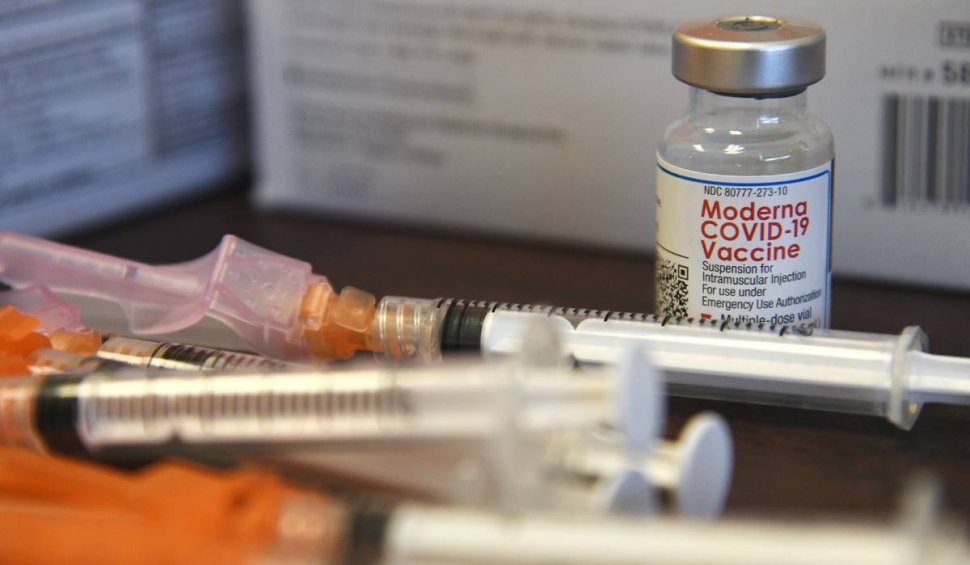 Vaccinul Moderna asigură o eficiență de 90% împotriva COVID-19, la 6 luni de la rapel