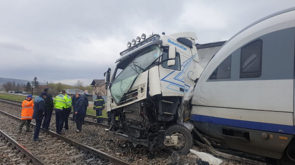 Un TIR a fost lovit în plin de două trenuri care transportau persoane, în județul Vaslui
