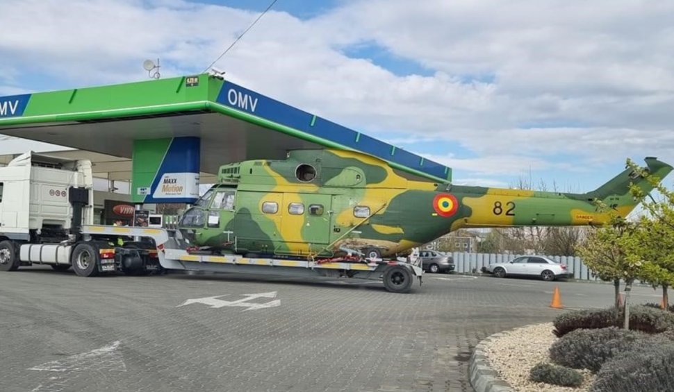 Elicopter al armatei române, surprins în timp ce „alimenta“ la o benzinărie din Focșani