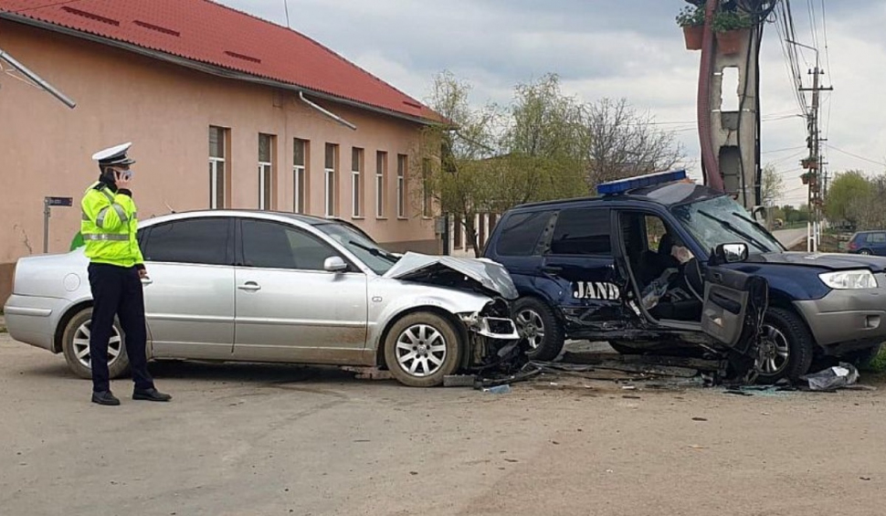 Mașină a Jandarmeriei, implicată într-un accident grav lângă Timișoara: Un jandarm este în comă