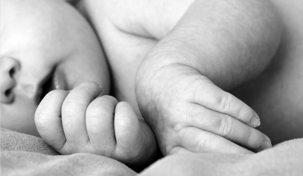 Un bebeluș a murit, după ce mama l-a abandonat în cadă, imediat după naştere, la Cluj