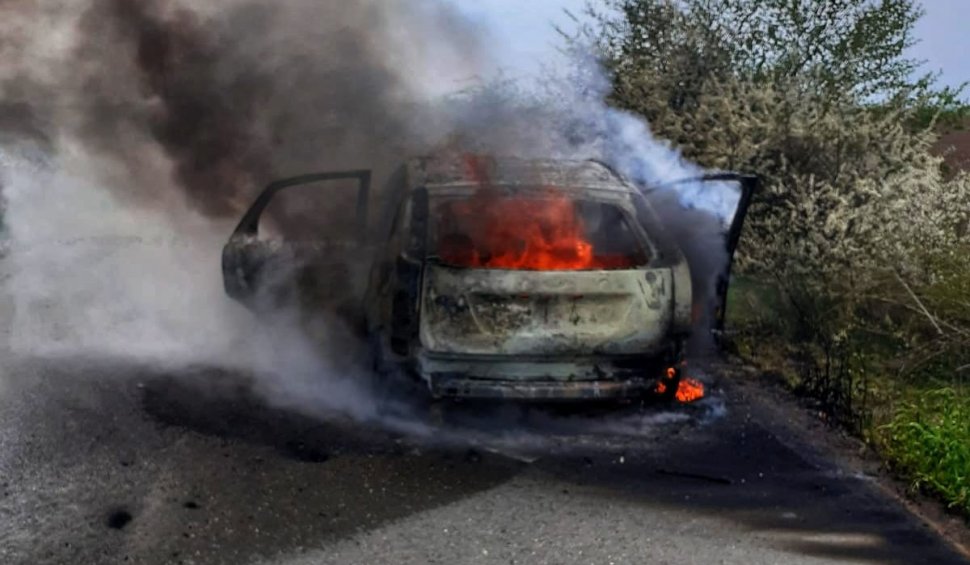 O maşină a luat foc pe DJ 411 în Giurgiu. Soferiţa s-a salvat în ultima clipă