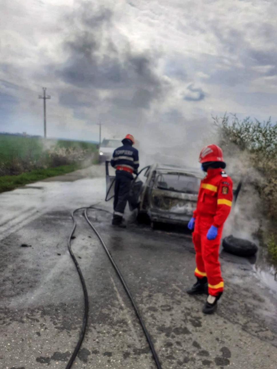 O maşină a luat foc pe DJ 411 în Giurgiu. Soferiţa s-a salvat în ultima clipă 703641