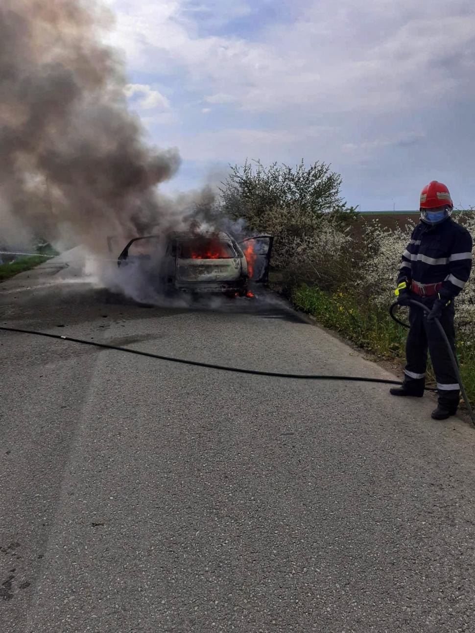 O maşină a luat foc pe DJ 411 în Giurgiu. Soferiţa s-a salvat în ultima clipă 703644