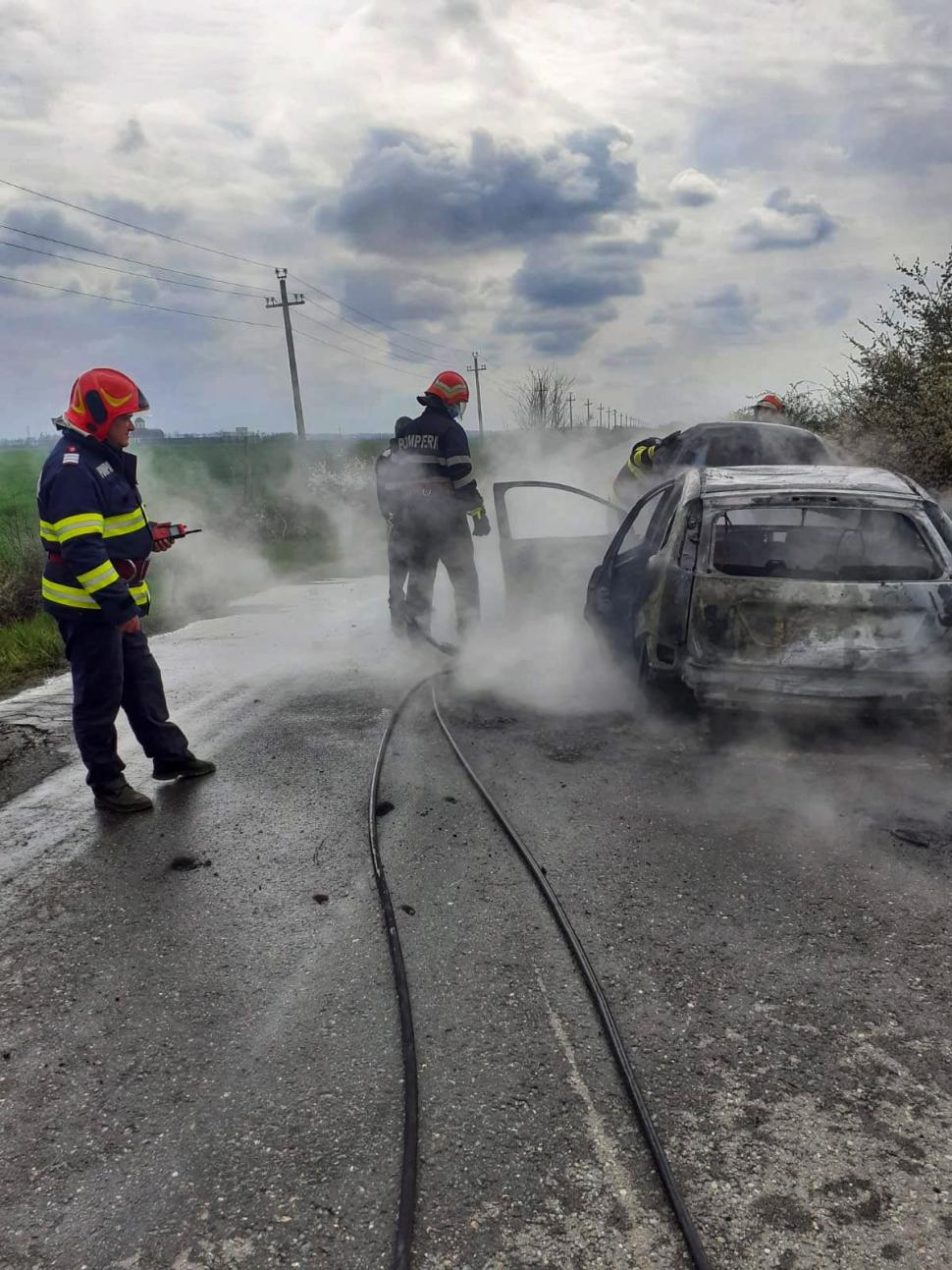 O maşină a luat foc pe DJ 411 în Giurgiu. Soferiţa s-a salvat în ultima clipă 703645