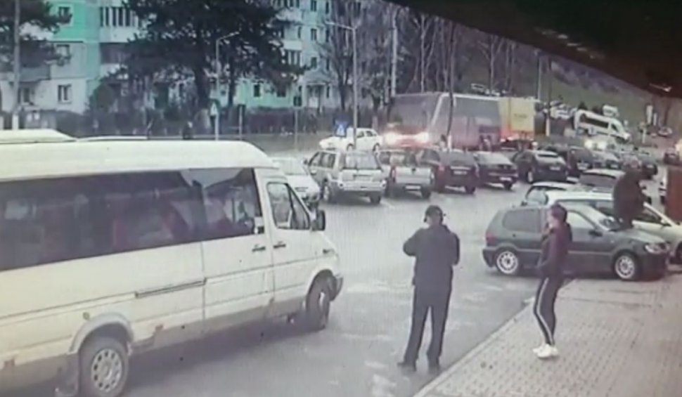 Un şofer a murit în judeţul Braşov după ce maşina i-a fost lovită din spate de un autocar